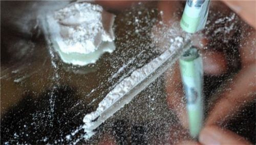 Eine Frau schnupft auf diesem Symbolbild Kokain. Ein 44-jähriger Rosenheimer musste sich jetzt wegen Besitzes der Droge in Traunstein vor Gericht verantworten. Foto dpa