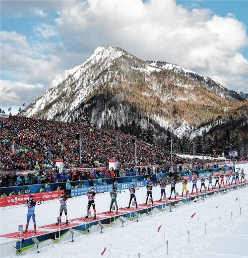 Eine herrliche Kulisse und der beste Blick auf die Schießeinlagen warten auf die Gewinner der Haupttribünen-Karten.  Foto  Weitz