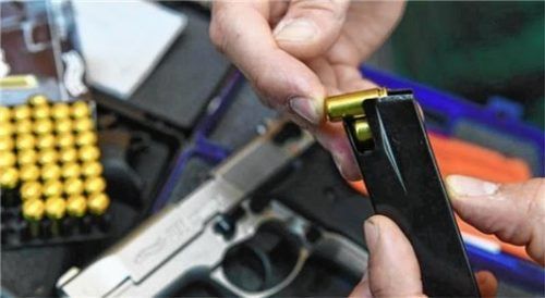 Eine Schreckschusspistole hielt ein psychisch kranker Mann einer Ärztin und dem Sanitäter vor die Nase. Foto dpa