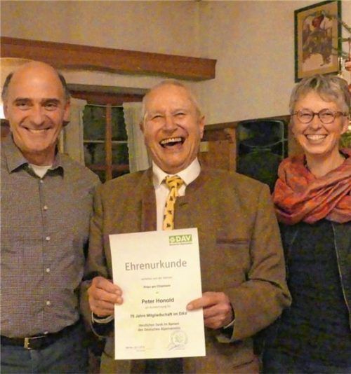 Eine starke Mitgliederbasis ist auch für den DAV wichtig. Für 75 Jahre Vereinstreue zeichnete Vorsitzender Josef Buchner (links) zusammen mit Schatzmeisterin Susanne Kern (rechts) Peter Honold aus.Foto re