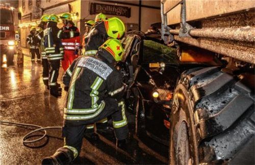 Eingeklemmte Personen mussten während der Übung von der Feuerwehr aus Fahrzeugen befreit werden. Foto Hobmaier