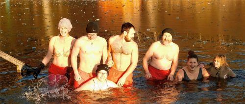 Eisgekühlte Wasserwachtler: Die Schnaitseer Lebensretter sprangen zu Beginn des neuen Jahres durch zweifingerbreites Eis in den Weitsee. Links Vorsitzende Senta Lechner mit Haube und Handschuhen. Foto Unterforsthuber