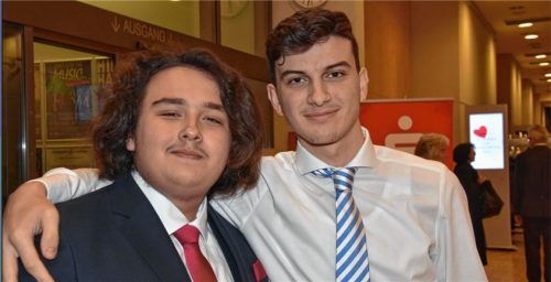 Emin Türk, Schülersprecher der Mittelschule Westerndorf und Stadtschülersprecher (15, links) und Orges Elshani (15), Schülersprecher der Mittelschule am Luitpoldpark, freuten sich dabei zu sein und Verbindungen zu anderen Schülersprechern knüpfen zu können.