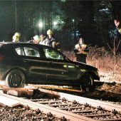 Spektakuläre Irrfahrt: BMW kam erst auf Bahngleisen zum Stehen