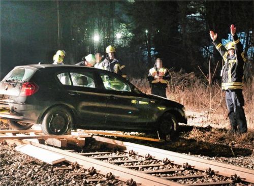 Ende einer Irrfahrt: Die Feuerwehr musste den BMW eines 29-jährigen Münchners von den Gleisen am alten Bahnhof holen.Foto  Fib/SO