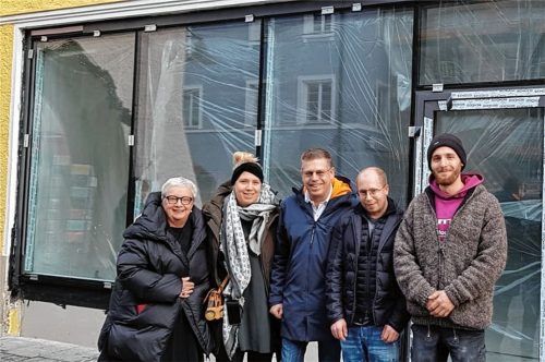 Enge Zusammenarbeit: Seit vielen Monaten plant Jakob Förg (rechts) die Neueröffnung in den Räumen an der Heilig-Geist-Straße. Mieter wird die Optiker-Familie Häckl sein: (von links) Heike Häckl, Andrea Häckl, Erich Häckl und Simon Häckl.Foto Schlecker