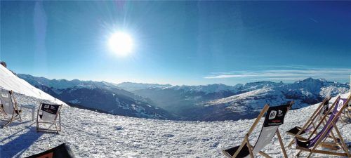 Entspannter Winterurlaub: Mit dem Reisebus geht es komfortabel und sicher zum Skifahren. Foto pixabay