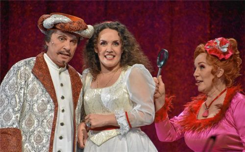 Er komme aus Batavia, behauptet der Vetter aus Dingsda (Christian Bauer), was ihm seine Julia glaubt (Yvonne Steiner), nicht aber die misstrauische Tante (Elisabeth Neuhäusler).Foto  Schlecker