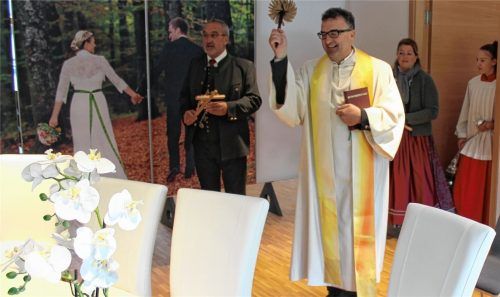 Erst im Herbst konnte das Nußdorfer Rathaus nach einer gründlichen Sanierung durch Pfarrer Christoph Rudolph und Nußdorfs Ersten Bürgermeister Sepp Oberauer eingeweiht werden. Die Gesamtkosten für die Maßnahme belaufen sich auf 1,6 Millionen Euro. Die Investitionen wurden ohne Kreditaufnahme aus den Rücklagen finanziert.Foto Steffenhagen