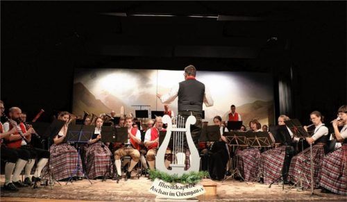 Fast 50 Musikanten spielten in Aschau auf und verbanden traditionelle Stücke mit modernen Werken. Foto rehberg