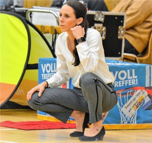 Feierte mit ihrem Team einen Auswärtssieg: Wasserburgs Trainerin Sidney Parsons.Foto Hörndl