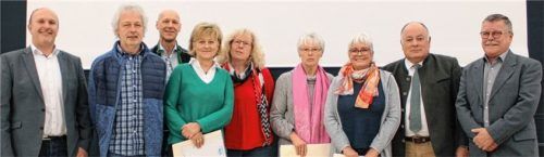 Feierten Dienstjubiläum: Josef Schwarzenböck, Betriebsratsvorsitzender, Georg Reichhart, Stationsleitung, Tobias Forstner, Verwaltungsleiter, Christa Huber, Gesundheits- und Krankenpflegerin, Gertraud Angerer, Fachschwester, Annemarie Trost , Gesundheits- und Krankenpflegerin, Gabriele Moser, Stationsleitung, Dr. Theodor Danzl, Geschäftsführer, und Peter Maurer, Pflegedirektor (von links).Foto re