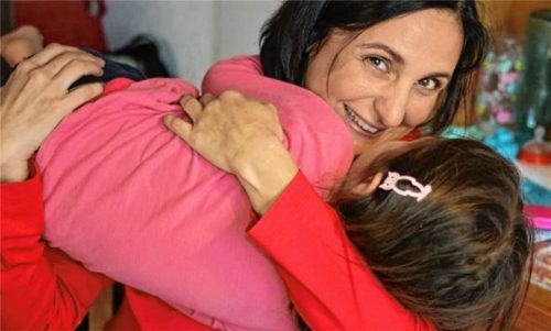 Sind vorerst wieder daheim in Marquartstein: Tanja G. und die fünfjährige Malena.Foto re