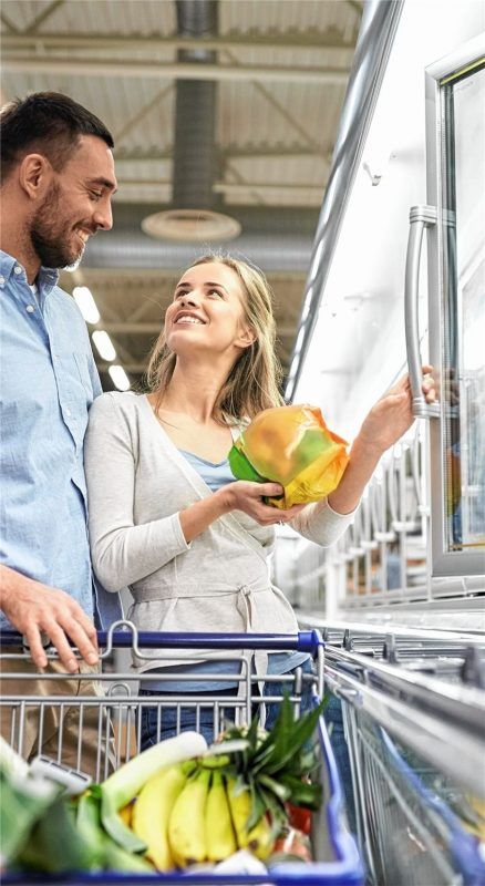 Fleisch oder Gemüse? Regional und in Bio-Qualität vor Ort gekauft oder importierte Tiefkühlware? Die tägliche Entscheidung, welche Lebensmittel auf den Tellern landen, beeinflusst nicht nur entscheidend die individuelle Gesundheit, sondern wirkt sich auch massiv auf die Umwelt, Nutztiere und die Lebensbedingungen von Menschen weltweit aus. Foto , Lev Dolgachov, Fotolia