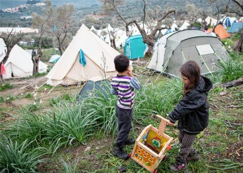 Flüchtlingskinder spielen in dem Flüchtlingscamp „Better days for Moria“ in der Hafenstadt Mytilini auf der griechischen Insel Lesbos.Foto dpa
