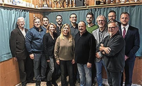 Formieren sich für den Kommunalwahlkampf: die Kandidaten vom parteilosen Wählerblock Gars-Bahnhof. Leonhard Mittermair, Harald Eder, Armin Spiel, Diana Rotter, Ralf Schmidt, Petra Eder, Rainer Hubl, Roland Utzschmid, Julian Kuchler, Gerold Steinbacher, Ernst Hansmair, Josef Brandmaier und Markus Eder (von links).