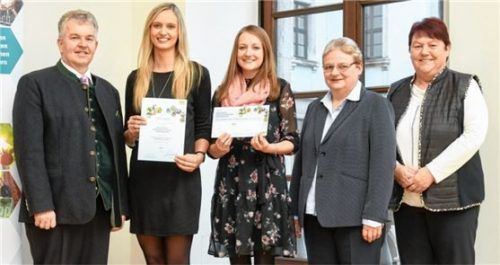 Freude über die Auszeichnung: Amtschef Hubert Bittlmayer, die Studentinnen Katharina Greimel und Veronika Jändl, Semesterleiterin Sieglinde Eicher und Fachlehrerin Margarete März (von links). Foto  Ministerium