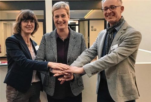 Freuen sich auf das Kombi-Modell: Petra Kremer (IHK-Integrationskoordinatorin), Bärbel Marx (Schulleiterin der Berufsschule I Rosenheim) und Thomas Gebert (Bildungsberater der IHK-Geschäftsstelle Rosenheim).Foto IHK