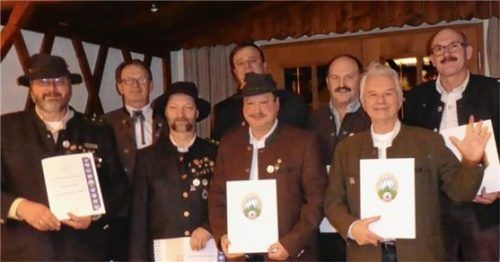 Freuen sich über die Auszeichung: Sebastian Hering, Sepp Voit, Michael Lex, Armin Singer, Christian Lindner, Michael Schweiger, Peter Josenhans und Johann Schönhuber (von links).Foto re