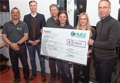 Freuen sich über die zahlreichen Teilnehmer (von links): Sportabzeichenprüfer Thomas Irgmeier, Thomas Wimmer, Geschäftsführer Nutz, Sportabzeichenprüfer Michael und Annette Neumann, Alena Hacker, VfL-Abteilungsleiterin Turnen, Fitness und Gesundheit, sowie Bürgermeister Robert Pötzsch.