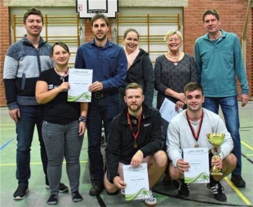 Freuten sich über die gelungene Stadtmeisterschaft im Tischtennis: Florian Lutz (stellvertretender Vorsitzender), Tamara Wollenstein, Markus Morawietz, Petra Schopf, Liane Schubert und Abteilungsleiter Jürgen Klein (hinten/von links) sowie Alexander Wetsch und Christian Katzenmayer (vorne kniend).