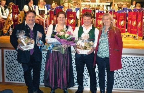 Freuten sich über einen gelungenen musikalischen Start ins neue Jahr: (von links) Dirigent Franck Adrian Holzkamp, Dirigentin Elisabeth Redl, Dr. Andreas Stern, Vorsitzender der Musikkapelle, und Bürgermeisterin Doris Laban.Foto Ammelburger