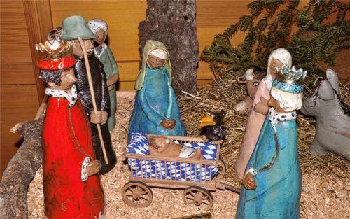 Friedlich schlummert das Keramik-Jesuskind im Wägelchen, während Maria, Hirten, Tiere und zwei von drei Heiligen Königen über es wachen. Die von Karin Renger liebevoll gestalteten Krippenfiguren sind noch bis Dreikönig im „Sportivo“ und der Bäckerei Obermeier in Bernau zu sehen. Fotos re