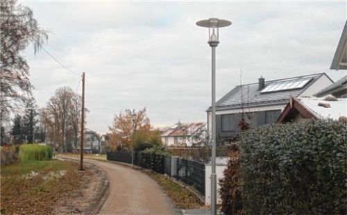 Frisch beleuchtet: Auch Schulkinder nutzen den Radweg, um zur Bushaltestelle in der Lohmühlsiedlung zu gelangen.Foto re