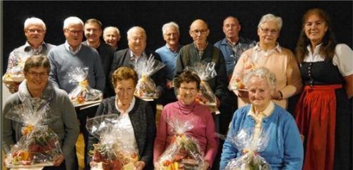Für 40 Jahre Mitgliedschaft geehrt: Marianne Wagner, Regina Baumgartner, Cilli Zehrer, Kunigunde Erb (sitzend von links), Franz Spiel, Adolf Spiel, Zweiter Vorsitzender Martin Winkler, Leni Schartner, Reinhold Hrdina, Alois Spiel, Sebastian Rinser, Paul Schöberl, Rosi Scharnagl, Vorsitzende Gertraud Polz.