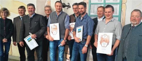 Für die höchste Marktbeschickung beziehungsweise die höchste Lebensleistung in Milchbetrieben erhielten zweimal drei Betriebe Urkunden und einen Geldpreis von je 50 Euro von der VZG Rosenheim. Für den Fotografen posierten nach der Urkundenvergabe (von rechts) stellvertretender Landrat Josef Huber, Georg Lechner junior von der Lechner GbR, Vorsitzender Johann Rauchenberger, Christian Niederthanner, Georg Moosegger von der Moosegger GbR, Franz Vordermayer, Georg Soyer, Georg Dinzenhofer, Georg Lechner und Bundestagsmitglied Daniela Ludwig. Foto Sperber