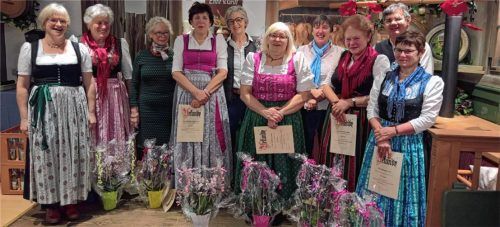 Für die langjährige Treue zur Christlichen Frauengemeinschaft Samerberg bedankten sich Vorsitzende Gisela Schober (links), Stellvertreterin Johanna Bauer (Vierte von rechts) und Diakon Günter Schmitzberger bei den Jubilarinnen. Foto stuffer-Chunphetch