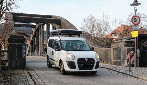 Für eine höhere Fußgängersicherheit auf der Alten Brücke sollte nach einer Anregung aus der Bürgerversammlung das Tempo auf Schrittgeschwindigkeit beschränkt werden. Foto Peter
