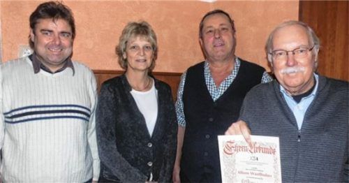 Für langjährige Vereinstreue geehrt wurden Regina Schillmaier und Alfons Wastlhuber (rechts) von Vorsitzendem Franz Eder (Zweiter von rechts) und seinem Stellvertreter Gregor Kifinger (links).Foto  Fill