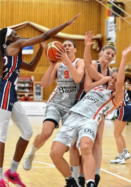 Für Wasserburgs Tina Jakovina (am Ball) und Megan McKay war der Weg zum Korb oft hart umkämpft.Foto Hörndl