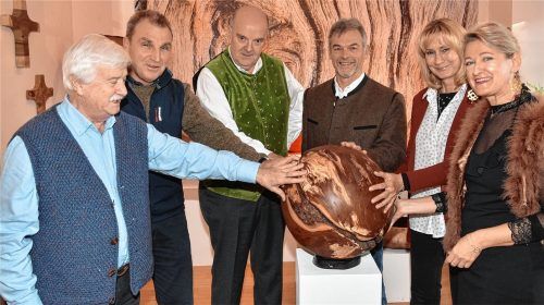 Gemeinsam für eine runde Sache: (von links) Aussteller Dieter Zibauer, Ausstellungsleiter Joachim Müller, Aussteller Heribert Lechner, Aussteller Hans Aicher, die Museumsverwalterin Helga Bichl und die Museumspädagogin Christa Lüdecke rücken die Arbeit mit Holz ins rechte Licht.Fotos Schlecker