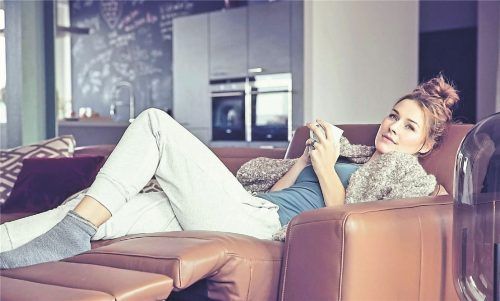 Generationsübergreifender Trend zur Gemütlichkeit: Sofa oder Sessel mit elektrisch steuerbarer Liegefunktion schätzen Jüngere und Ältere gleichermaßen. Foto dpa/Schillig