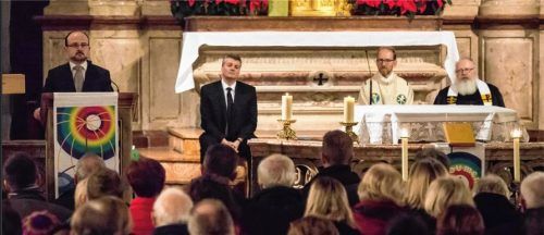 Georgios Vlantis (links), Geschäftsführer der ACK Bayern, sprach bei der Messe zur Gründung der ACK mit den kirchlichen lokalen Oberhäuptern (von links) Andreas Sargant (neuapostolische Kirche), Pfarrer Klaus Hofstetter (katholische Kirche) und Pfarrer Karl Friedrich Wackerbarth (evangelische Kirche).Fotos  Berger