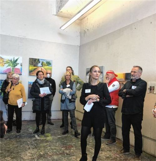 Geschäftsführerin Anna Eisner (vorne) und ein Teil der Besucher.