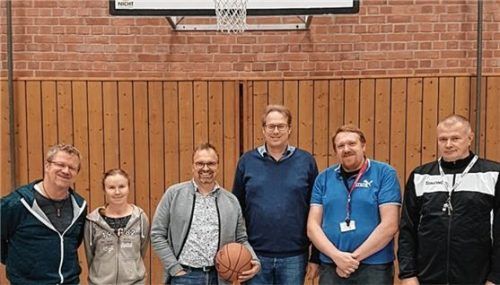 Glücklich über die Gründung der neuen Sparte (von links): Hubert Kamrad, Sieglinde Dietz, Robert Füger, Kai Röpke, Matthias Liess und Mark Wolfram.Foto re
