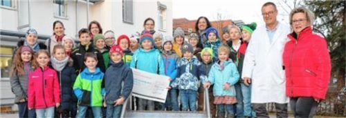 Glückliche Gesichter: Mihaela Hammer (rechts) und Chefarzt Dr. Torsten Uhlig (Zweiter von rechts) bedankten sich sehr herzlich für die Spende. Foto red