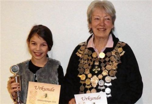 Glückliche Gewinner (von links) Schützenköniginnen Viktoria Mauritz und Hedwig Siflinger.Foto re