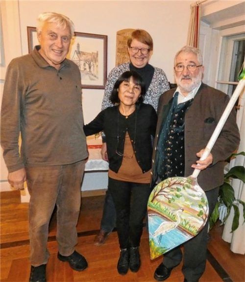 Grabenstätts scheidender Bürgermeister Georg Schützinger (rechts) mit einem bemalten Amazonas-Paddel. Von links: Job Wülfing, stellvertretender Vereinsvorsitzender, seine Frau und Mitbegründerin der Brasilienhilfe, Betty Wülfing, Vorsitzende Uschi Erl. Foto Müller