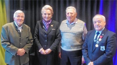 Gratulation an die neuen Ehrenmitglieder: Der Vereinsvorsitzende Rudolf Hötzel (rechts) mit (von links) Gunter Baranowski, Oberbürgermeisterin Gabriele Bauer und Horst Friedrich. Fotos re