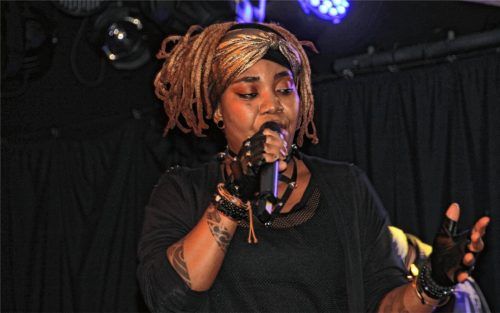 Groovte sich durch den Abend: Yvonne Mwale trat bereits zum zweiten Mal in Mühldorf auf. Foto  Sutherland