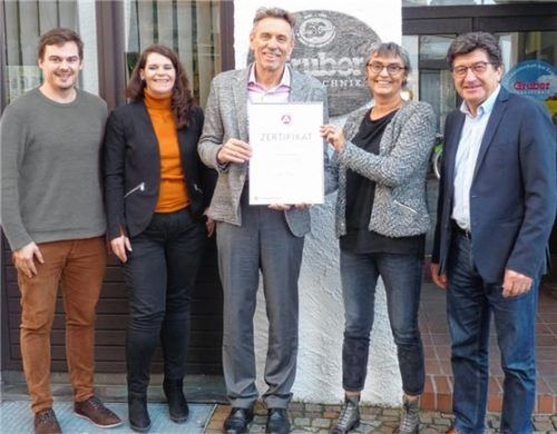 Große Freude über das Ausbildungszertifikat: (von links) Thomas Asenbauer, kaufmännischer Ausbildungsleiter, Susanne Stöberl, Teamleiterin Arbeitgeberservice, Thomas Gruber, Inhaber, Jutta Müller, Leiterin der Agentur für Arbeit Traunstein, und Siegfried Höpfinger, Prokurist.Foto re