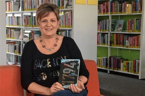 Gudrun Holzhauser in einer der gemütlichen Sitzecken der Bücherei. In der Hand hält sie den Krimi „1794“, den sie als nächstes liest. Foto weinzierl