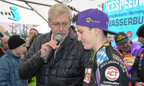 Günter Korn in seinem Element: Bei der Speedway- und Eisspeedway-Aktion des Inn-Isar Racing Teams in Wasserburg spricht er mit Celina Liebmann, Vize-Weltmeisterin im Speedway.Foto  klemm