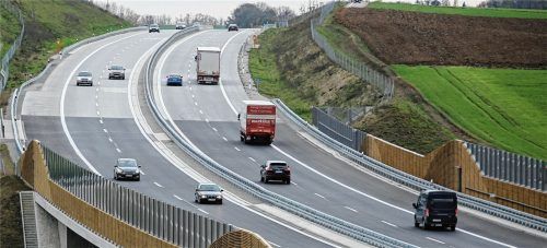 Höhere Lärmschutzwände auf Brücken würden 19,2 Millionen Euro kosten. Flüsterasphalt ist laut Verkehrsministerium nicht bezahlbar. Foto  Eß/Fib