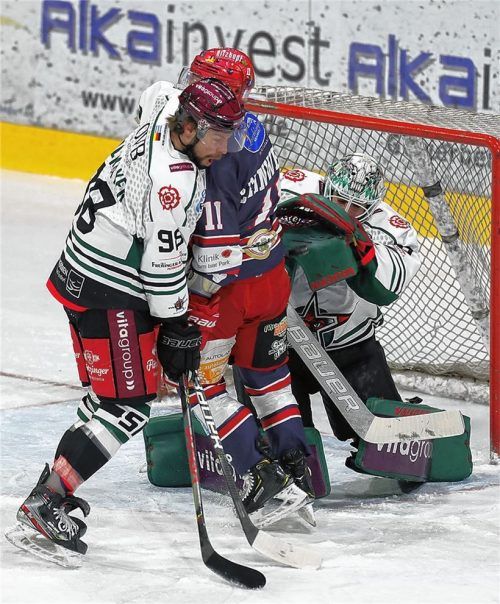 Gute Rosenheimer Defensivarbeit ist in den Top-Spielen gefragt: Hier fängt Goalie Luca Endres die Scheibe vor Deggendorfs Angreifer Curtis Leinweber ab, der auch noch von Maxi Vollmayer in Schach gehalten wird.Foto Rappel