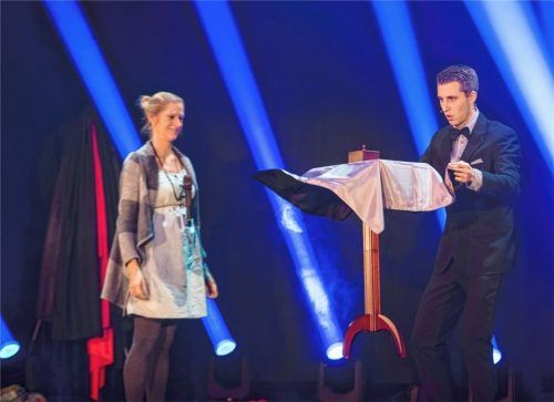 „Gute Tricks gibt es nicht zu kaufen“: Zauberkünstler Florian Otto mit Freundin und Assistentin Anna Lena Weber.Foto re